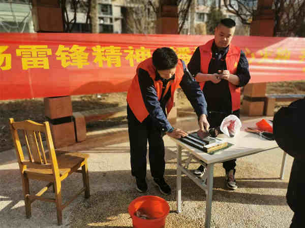 學(xué)雷鋒為業(yè)主免費(fèi)磨菜刀