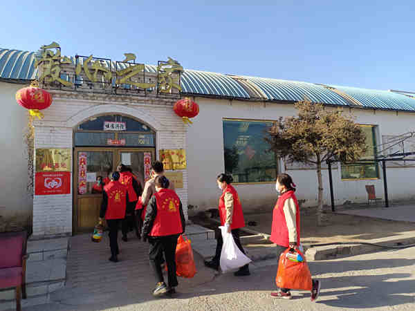 2022年3月4日大柳物業(yè)管理處慰問老人