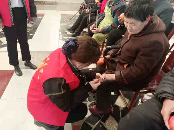 2022年3月4日大柳物業(yè)管理處員工為老人剪指甲