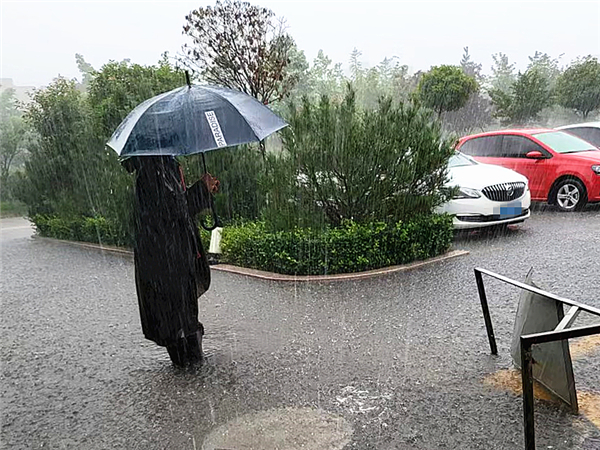 為防止出現(xiàn)事故，指揮過往車輛避讓下水口井蓋